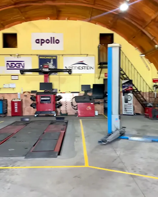 Zona de alinhamento da oficina, com a máquina de alinhamento e a rampa